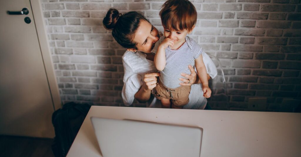 子育てをしながら仕事をする女性